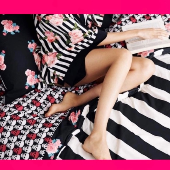 Betsey Johnson Pink & White Skulls Twin Sheet Set - Picture 9 of 11